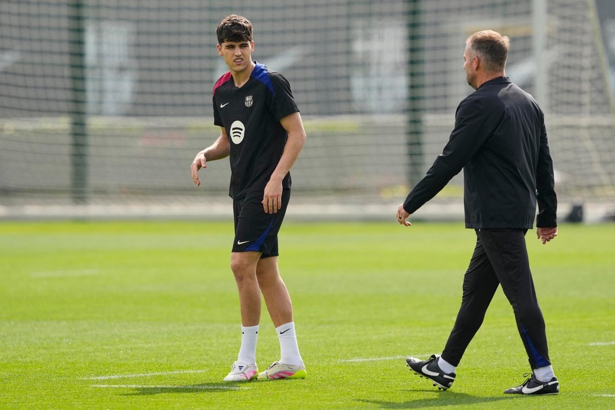 Pau Cubarsí machucou o joelho durante o treino desta quarta-feira, segundo a agência EFE.