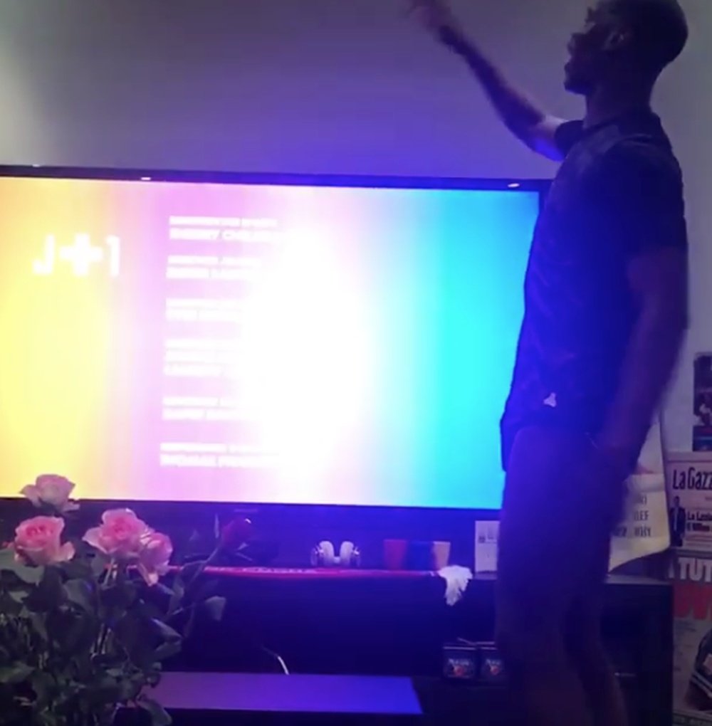 Pogba subió un vídeo bailando delante de su televisor cuando se supone que está lesionado. PaulPogba