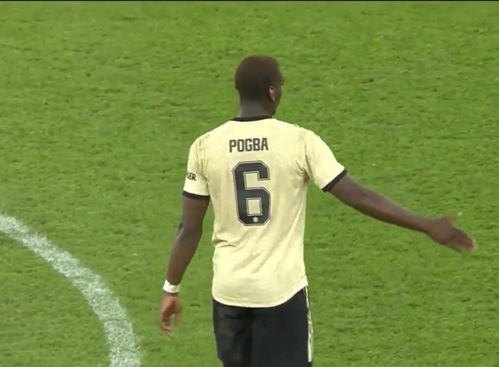 Pogba jogou e divertiu-se na estreia do Manchester United. Captura/MUTV