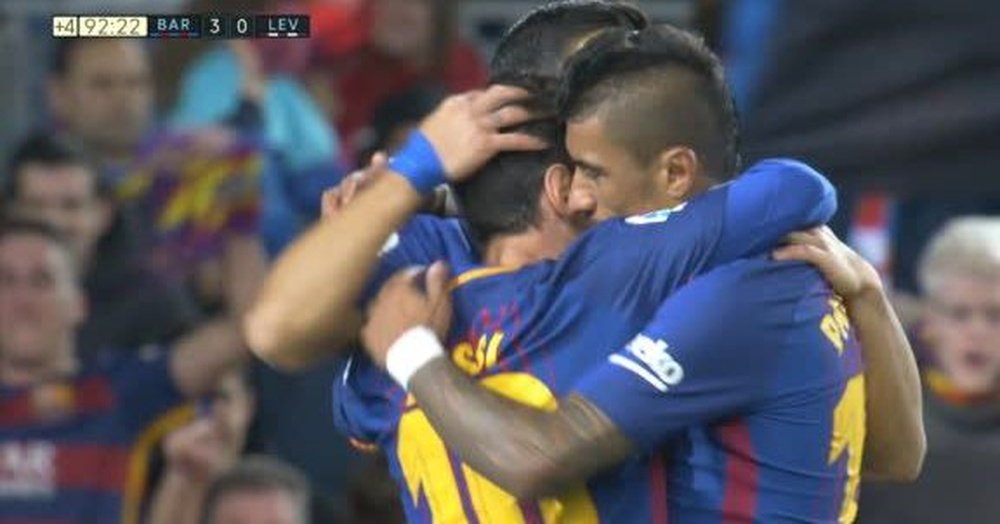 Paulinho celebra con Messi el gol anotado ante el Levante. Twitter