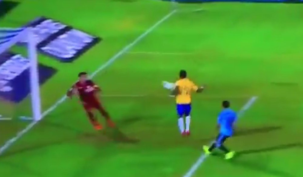 Paulinho marcó su tercer gol ante Uruguay con el pecho. Youtube