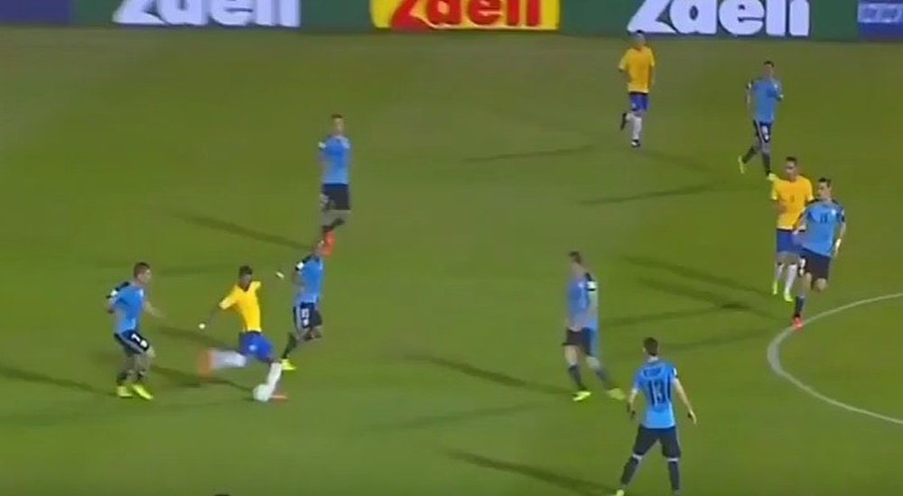 Paulinho marcó un golazo en el empate de Brasil en la primera mitad. Youtube