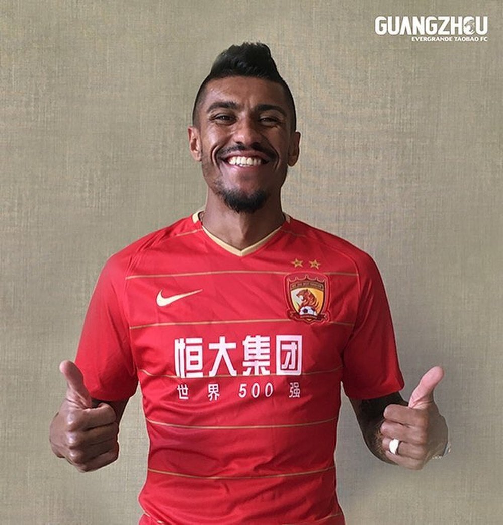 Surprised Flat Viva Paulinho ya posó con la camiseta del Guangzhou Evergrande