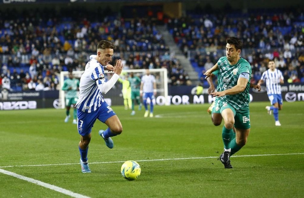 Paulino encara a un defensor durante el Málaga 0-1 Almería de la Segunda División 2021-22. Marilú Báez
