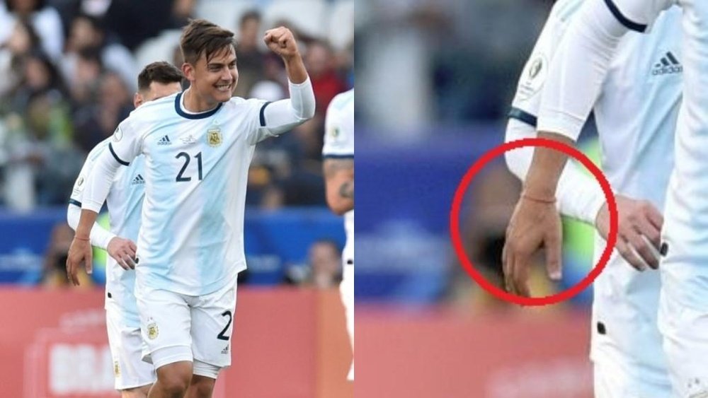 Messi emprestou a pulseira da sorte a Dybala e este marcou. AFP