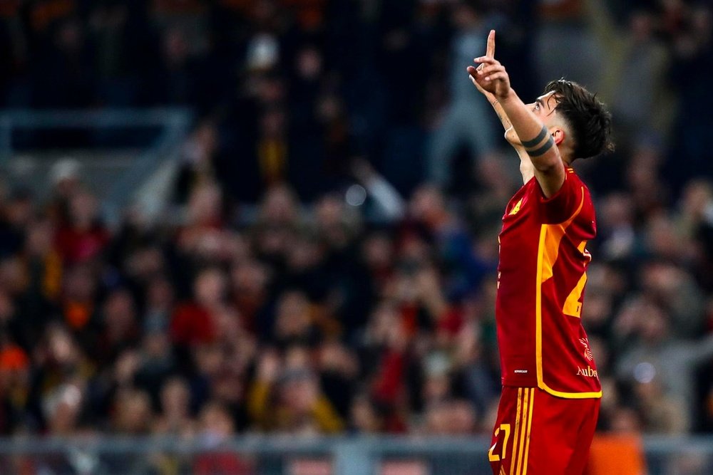 Paulo Dybala celebra um gol na partida Roma - Cagliari, da Serie A, 2023-24. EFE/Angelo Carconi