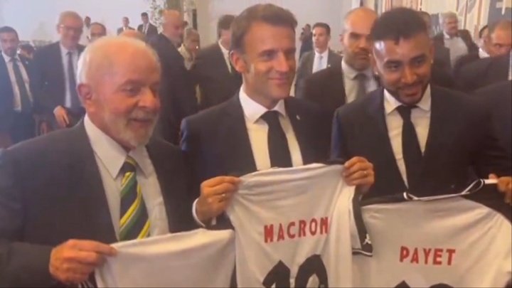 Com moral: Payet entrega camisas do Vasco para Lula e Macron