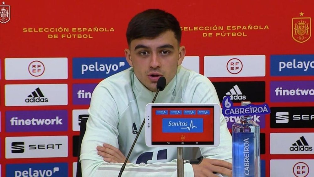 Pedri passou por coletiva antes da estreia da Espanha. Captura/sefutbol