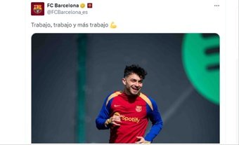 Pedri volvió a pisar césped sonriente. Captura/Twitter/FCBarcelona_es