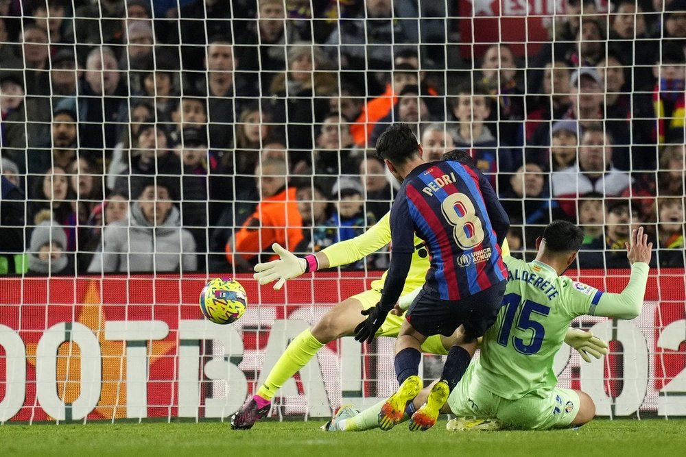 O Barcelona sua, mas consegue derrubar o tapume do Getafe. EFE