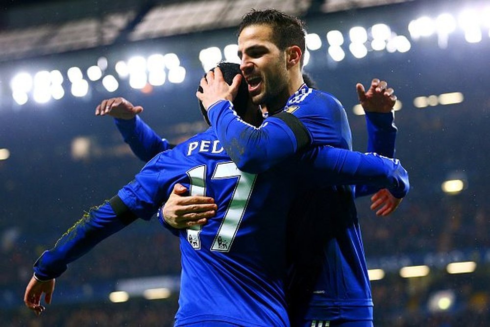 Pedro abraza a Fàbregas tras el cuarto gol del Chelsea. Twitter