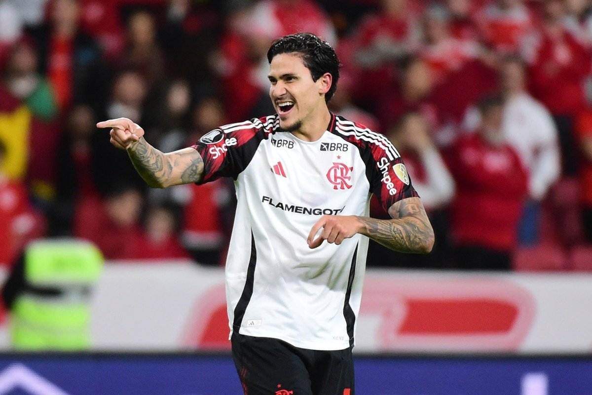 Em uma noite repleta de atuações de destaque, o Flamengo goleou por 8 a 0, nesta segunda-feira, o Vitória e estabeleceu um novo recorde no Campeonato Brasileiro, desde a adoção do sistema de pontos corridos, em 2003.