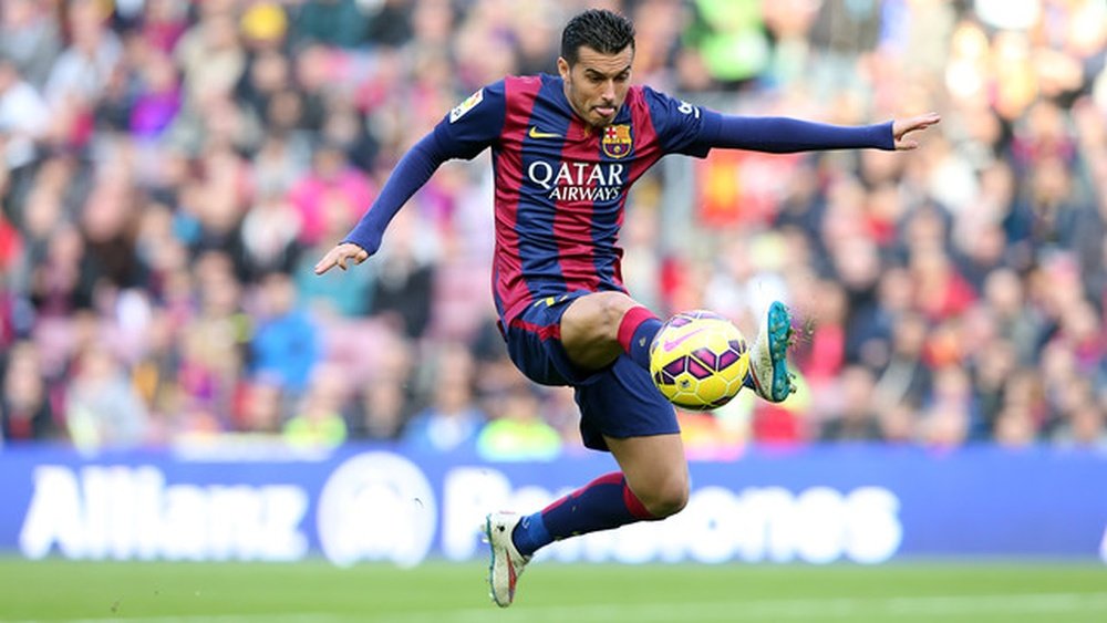 Pedro intenta controlar un balón con el Barcelona en un partido de la pasada temporada. FCBarcelona