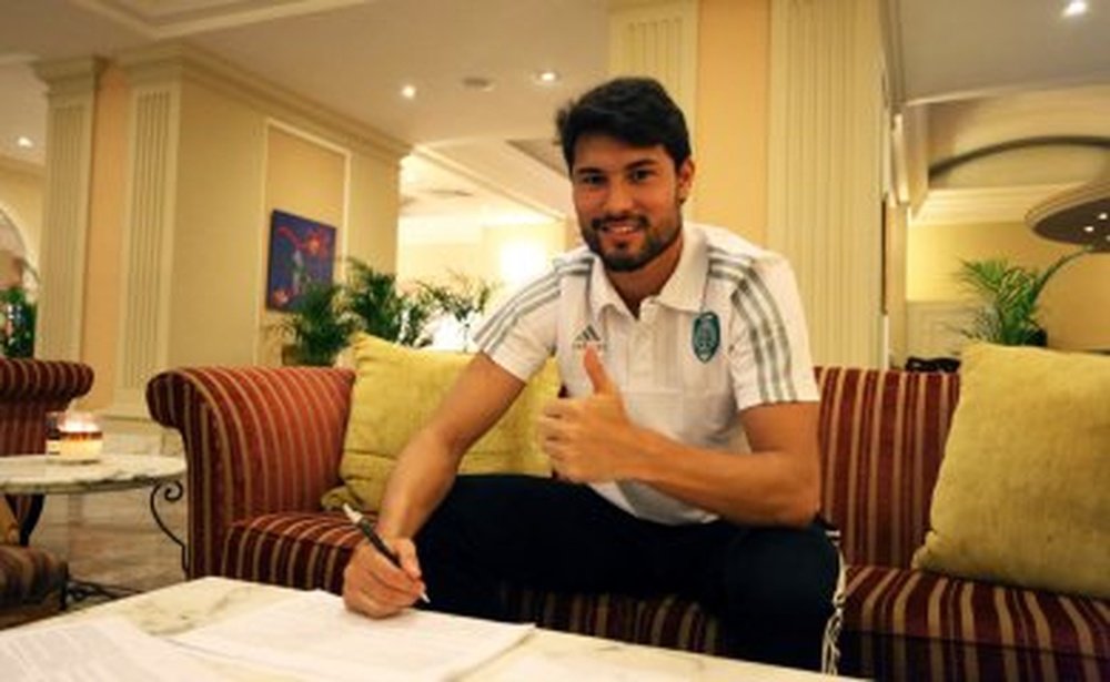 Pedro Ken, firmando su contrato con el Terek Grozny. Twitter