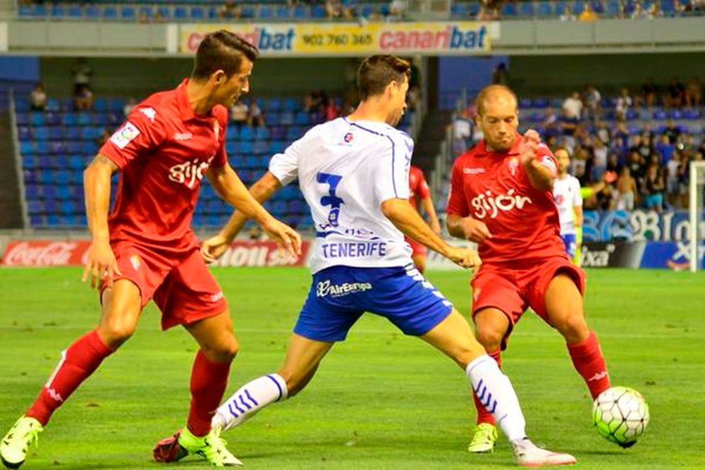 Pedro Martín disputa un partido con el Tenerife. Twitter