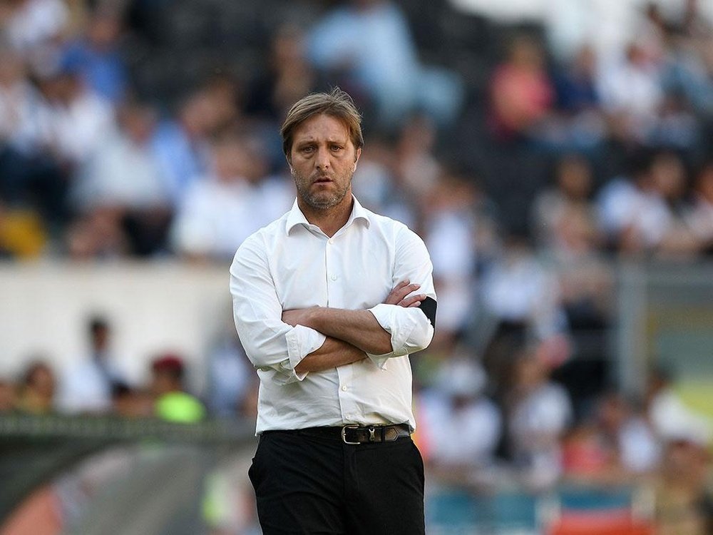 O treinador do V. Guimarães ainda pretende mais um central. Twitter