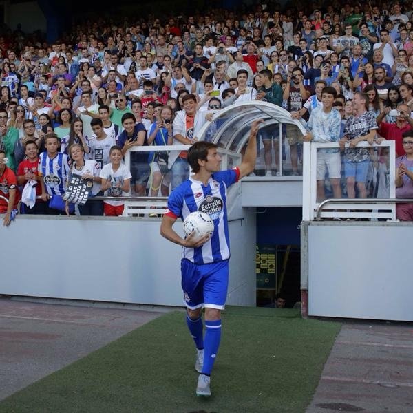 Pedro Mosquera, en su presentación como nuevo jugador del Deportivo de la Coruña, en Riazor. Twitter