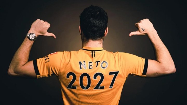 Pedro Neto renova com o Wolves