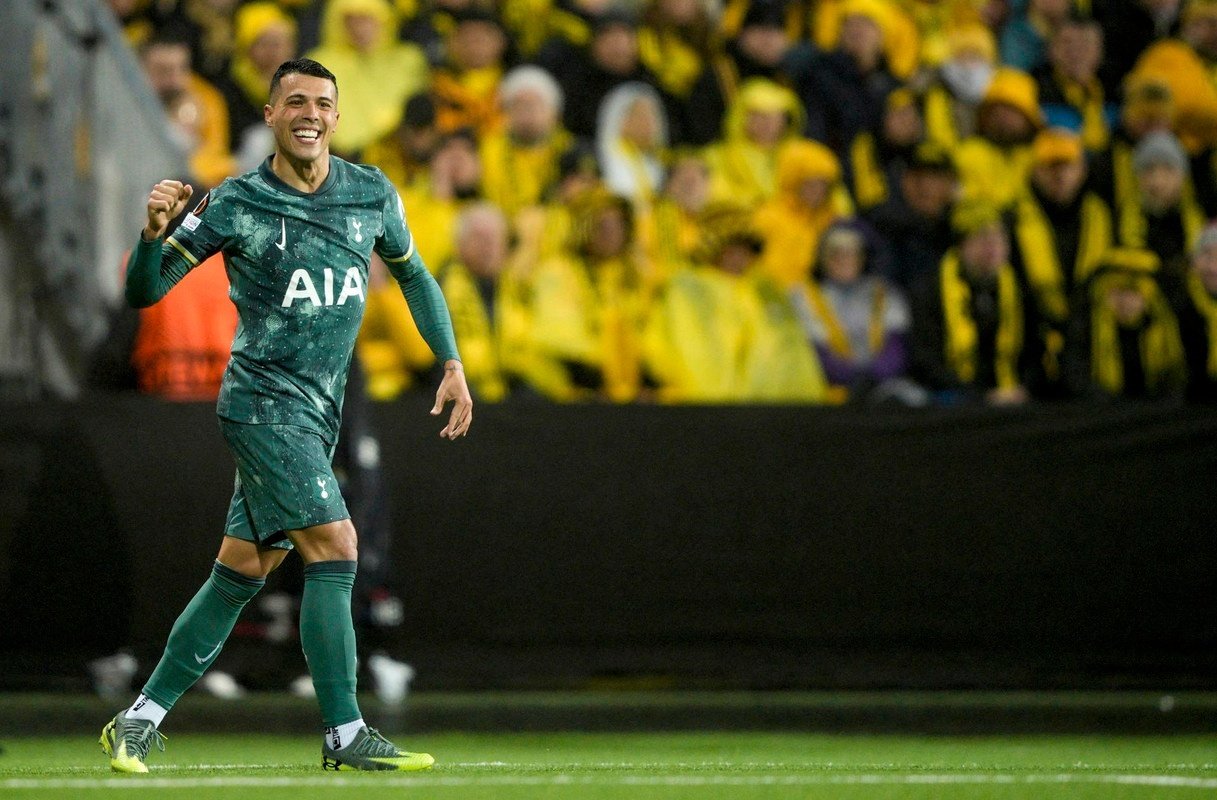 Pedro Porro celebra un gol en el Bodo Glimt-Tottenham de semifinales de la Europa League 2024-25. EFE/Stian Lysberg Solum