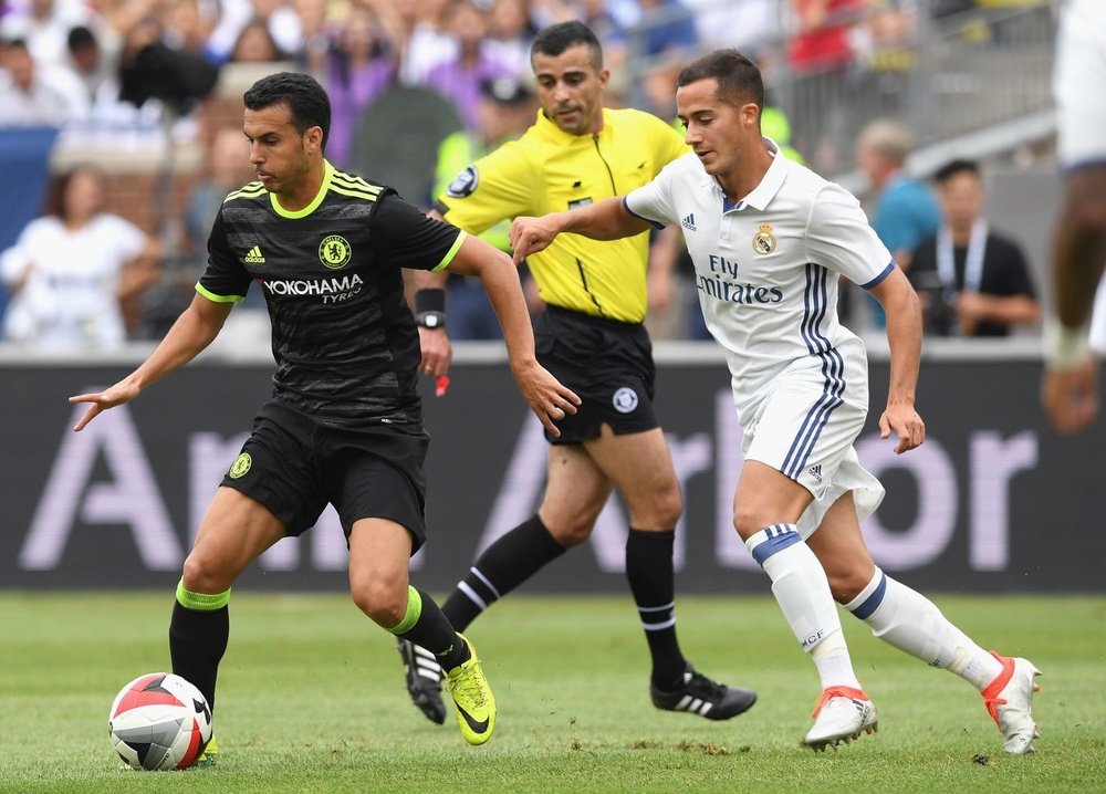 Pedro protege el balón ante el acoso de Lucas Vázquez, en el amistoso que enfrentó a Chelsea y Real Madrid en Detroit. Twitter/ChelseaFC