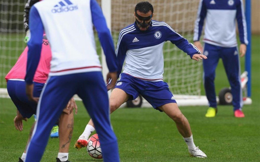 Pedro Rodríguez, con una máscara protectora, en un entrenamiento del Chelsea. ChelseaFC
