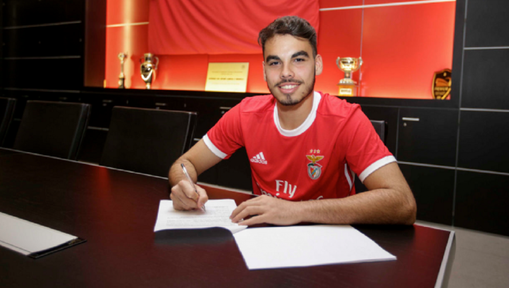 La directiva del Benfica se está asegurando el futuro de sus jugadores jóvenes más destacados. El último en tener un contrato profesional ha sido el portero Pedro Souza.