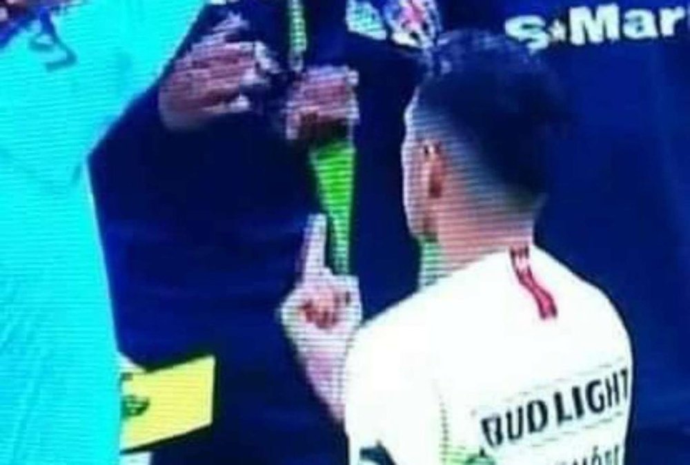 El gesto de Leo Suárez al árbitro que incendió las redes. Captura/TUDN