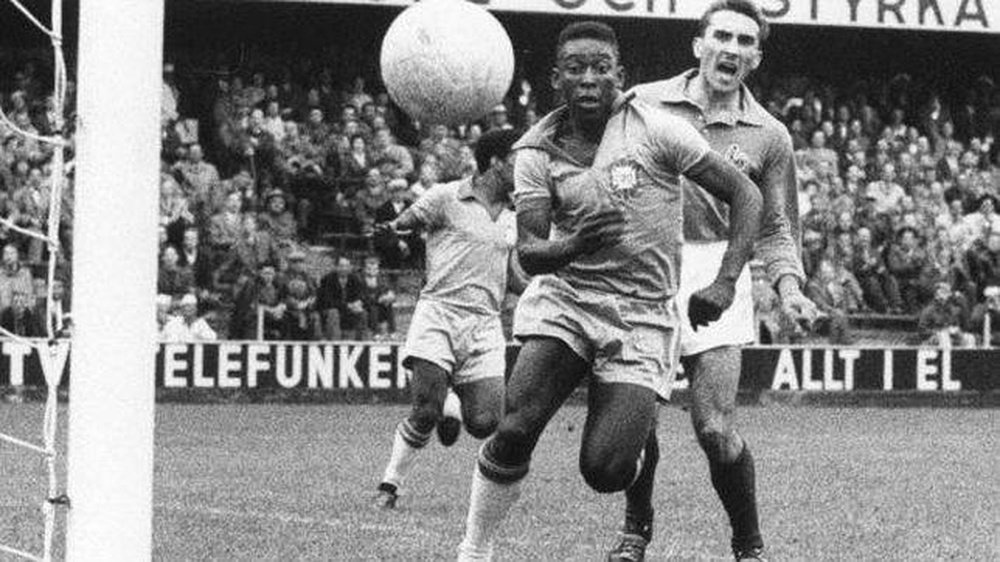 Pelé briga disputa lance em lance da final do título da Copa do Mundo de 1958 contra a Suecia. AFP