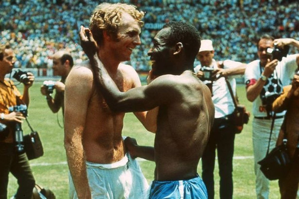 Pelé e Bobby Moore se abraçam após a partida entre Brasil e Inglaterra no Mundial de 1970.