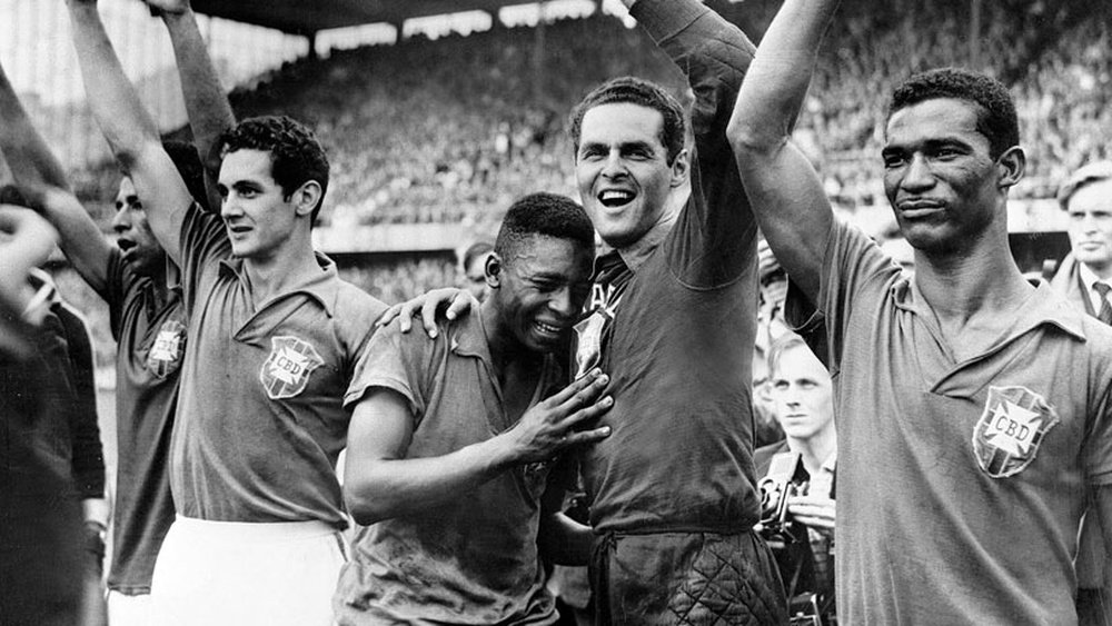 Pelé y los jugadores brasileños celebran el título logrado en 1958. FIFA