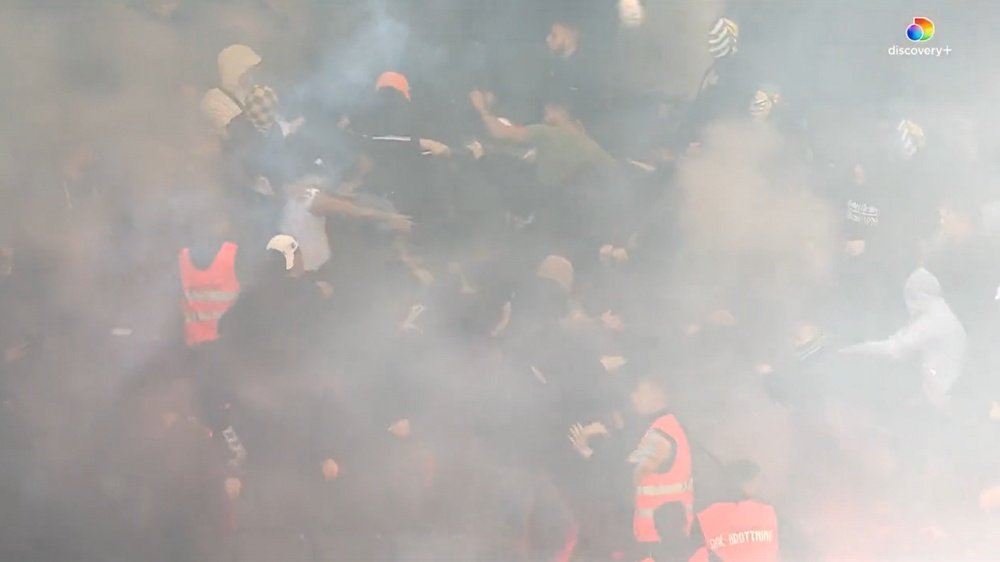 ¡Brutal batalla campal entre los hinchas del AIK y el Hammarby!  Captura/discovery+sport