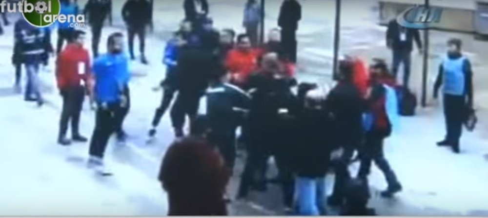 En Turquía se vivió una pelea entre hincha y futbolistas. FutbolArena
