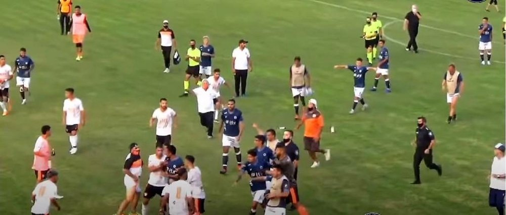 Tangana en el final del partido entre Berazategui y San Martín .Captura/YoutubeTVenAscenso