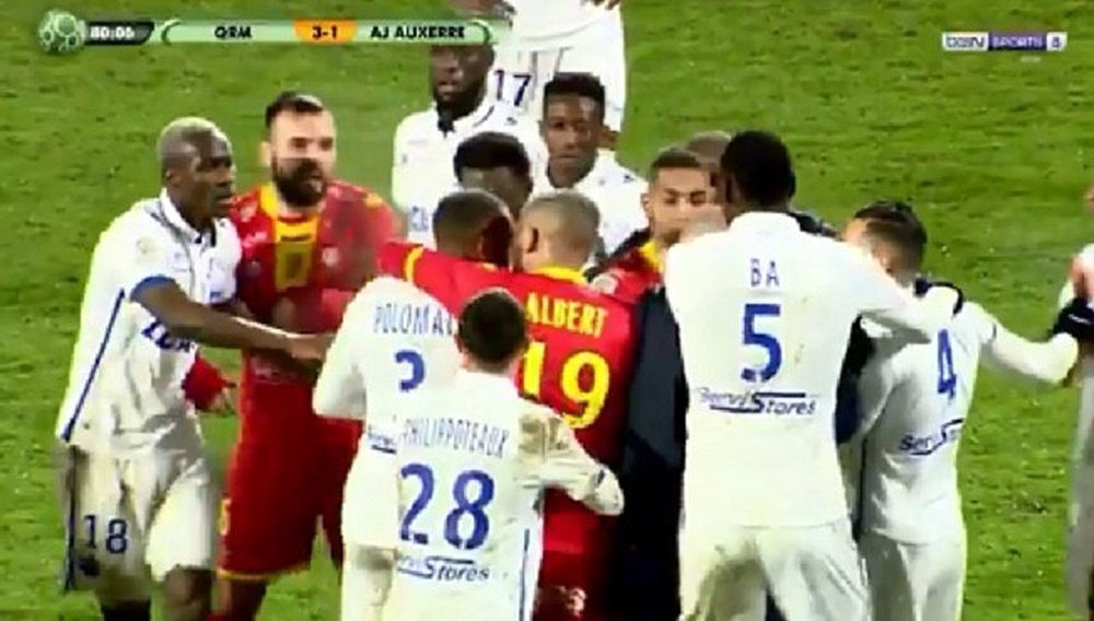 Dos jugadores del Auxerre acaban peleándose por perder contra el penúltimo. Captura/BeINSports