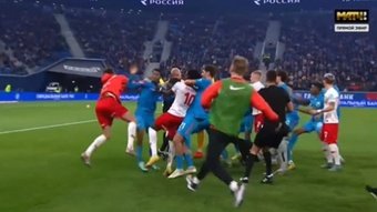 The match between Zenit St Petersburg and Spartak Moscow was overshadowed by a shocking fight. Most of the players ended up getting involved in a fight and six players saw red.