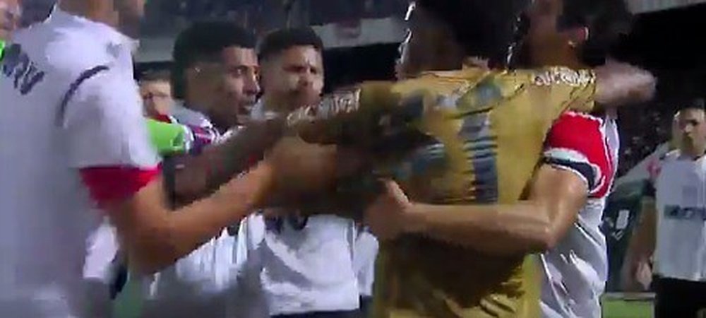 Pelea entre jugadores en el Santa Cruz-Sport Recife de Copa de Nordeste. Youtube