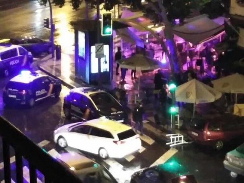 Pelea entre los Biris Norte y los Manchester City Hools, en Sevilla. Twitter.