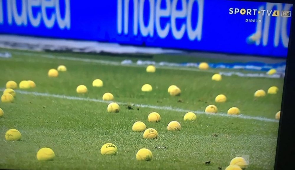 Invasión de pelotas de tenis en la Bundesliga. Captura/SportTV