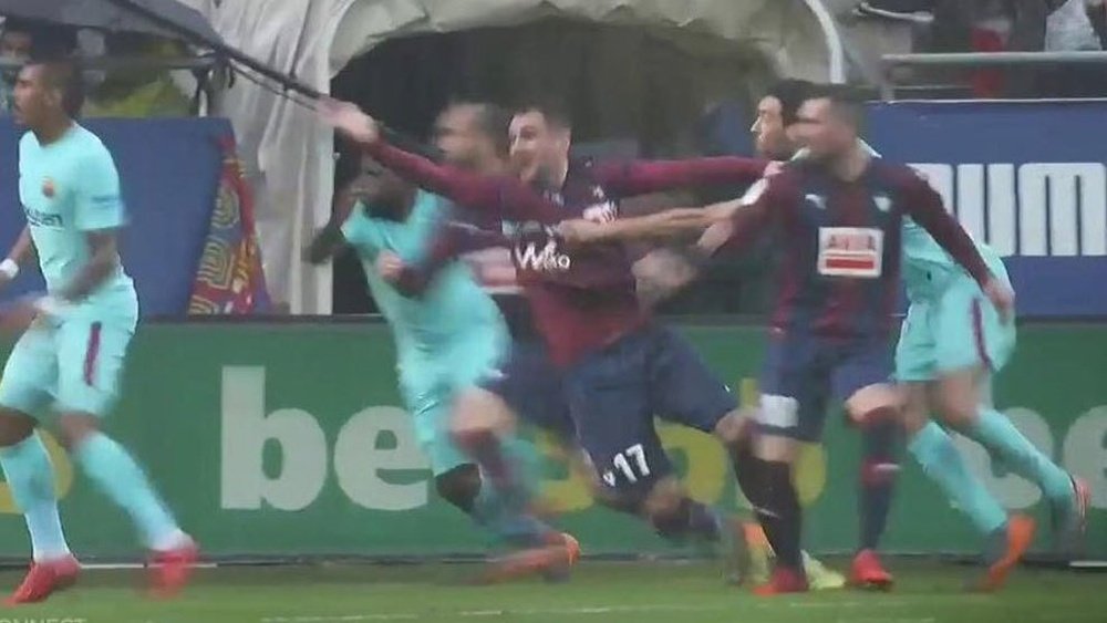 El Eibar reclamó penalti. Captura