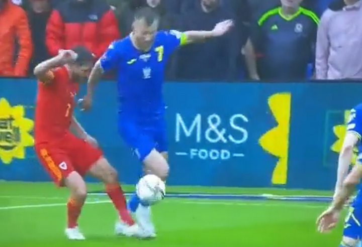 El claro penalti no pitado por Mateu Lahoz que pudo mandar a Ucrania al Mundial