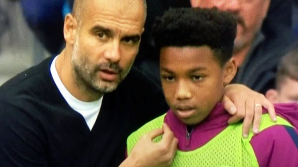 Pep Guardiola da instrucciones a un recogepelotas durante el Manchester City-Crystal Palace. Twitter