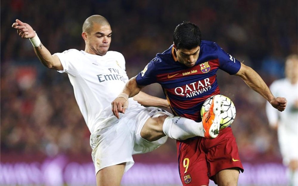 Pepe, jugador del Real Madrid, disputándose el balón con Luis Suárez, del Barcelona. EFE