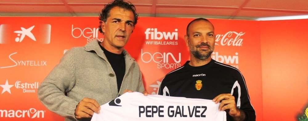 Pepe Gálvez (d), junto a Miguel Ángel Nadal, director deportivo del Mallorca, durante su presentación como técnico interino. RCDMallorca