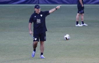 Pepe Mel señala durante uno de los entrenamientos del Málaga en La Rosaleda 14-10-22. Marilú Baez