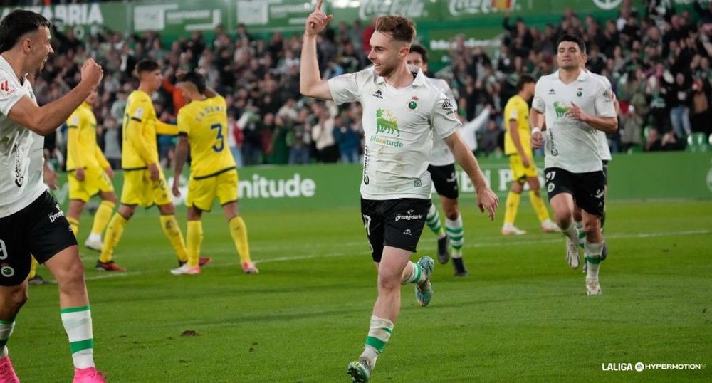 Peque (C) celebra un gol en el Racing de Santander-Villarreal B de Segunda División 2023-24. LaLiga