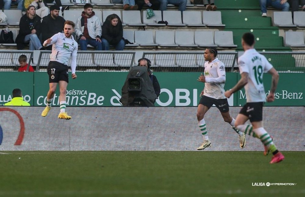 Peque deja en empate el 'derbi' de los Racing. LaLiga