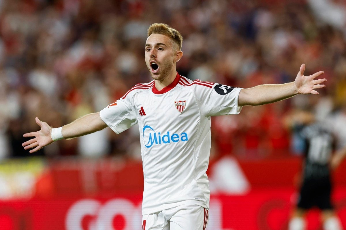 Peque Fernández se juntó con Alexis Sánchez para salvar al Sevilla. EFE