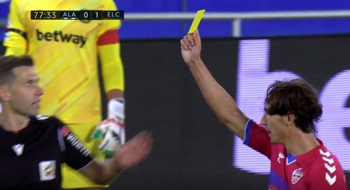 Pere Milla marcó un gol, le anularon otro ¡y le sacó amarilla al árbitro!