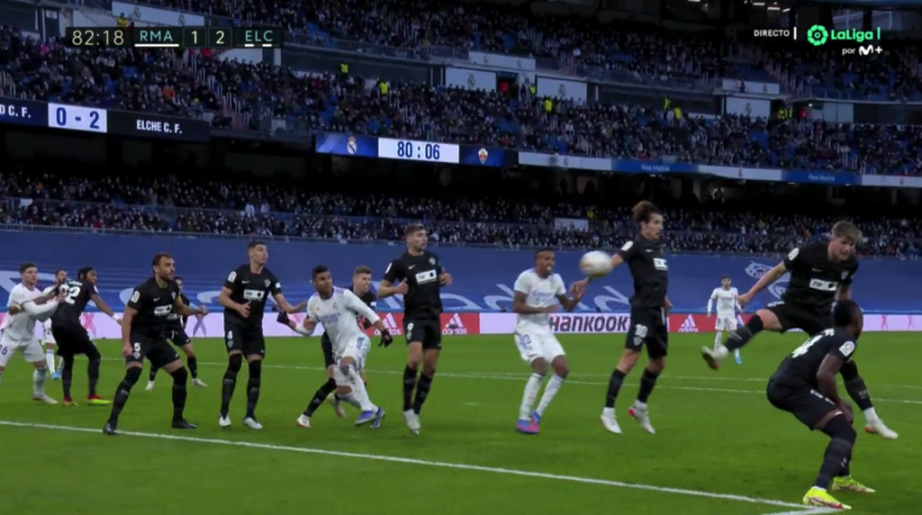 Mano de Pere Milla para el penalti a favor del Real Madrid