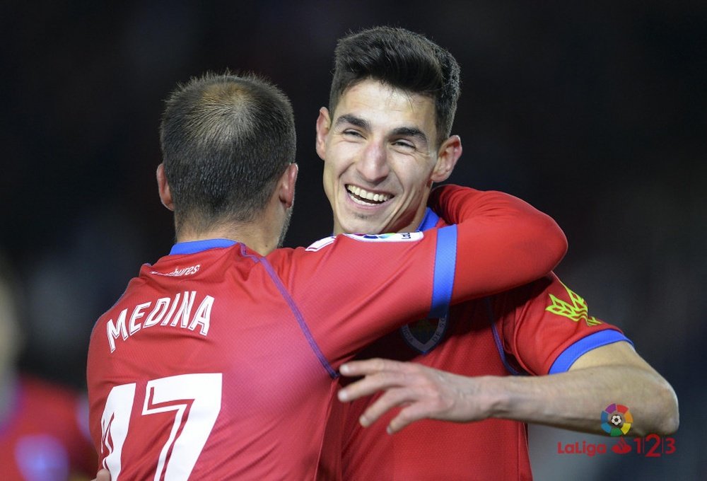 Pere Milla y Medina celebran el gol del Numancia al Cádiz. LaLiga